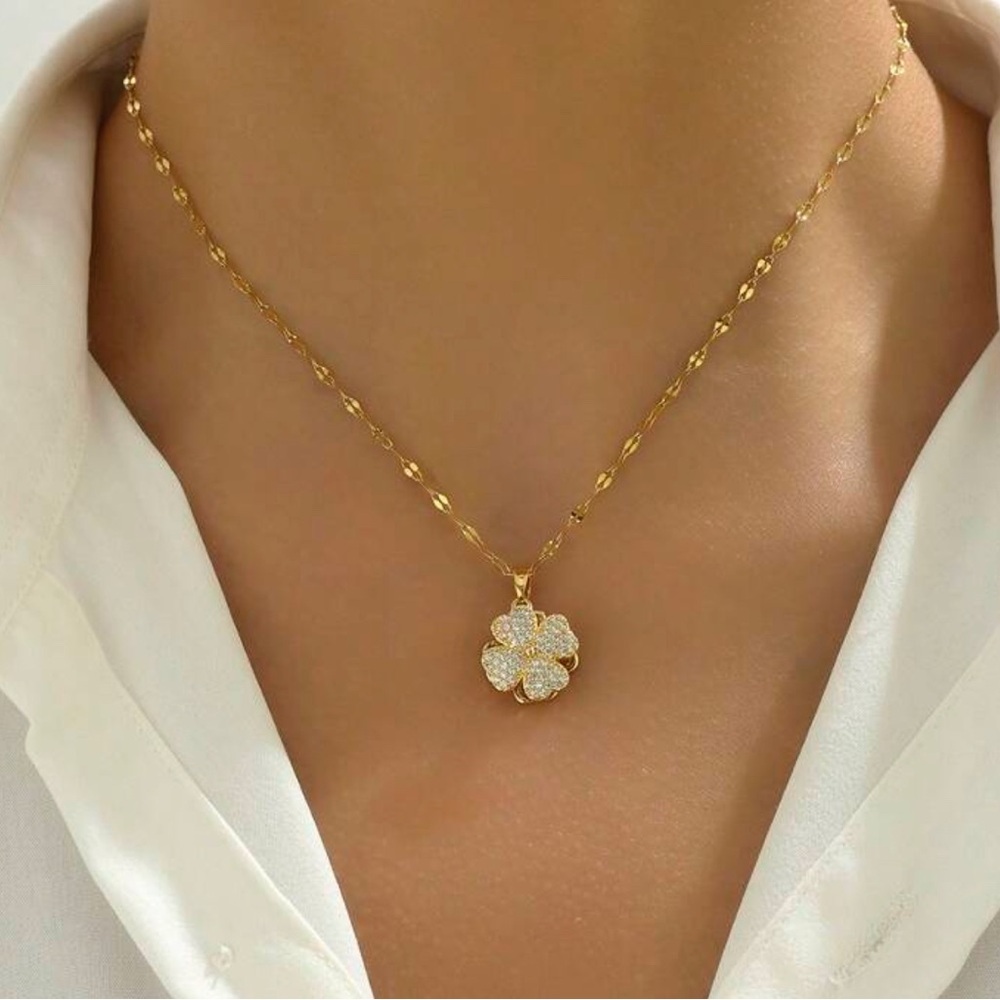 Elegant Gold Flower Pendant Necklace - Picture 4 of 6